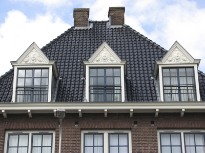 905160 Gezicht op de dakkapellen van de voormalige RK Meisjesschool (anno 1903) van de Zusters Augustinessen van ...